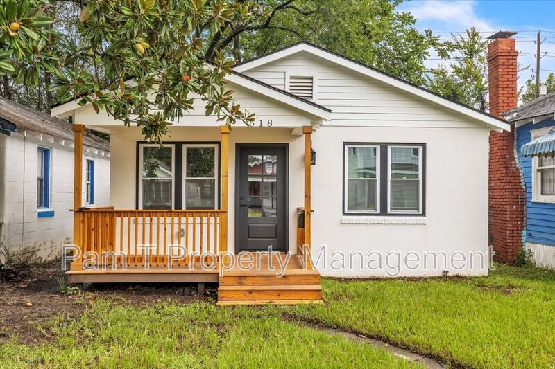618 E Waldburg St in Savannah, GA - Building Photo