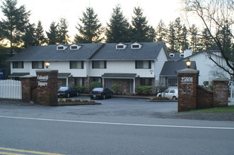 Colonial Square Apartments in Kent, WA - Building Photo - Building Photo