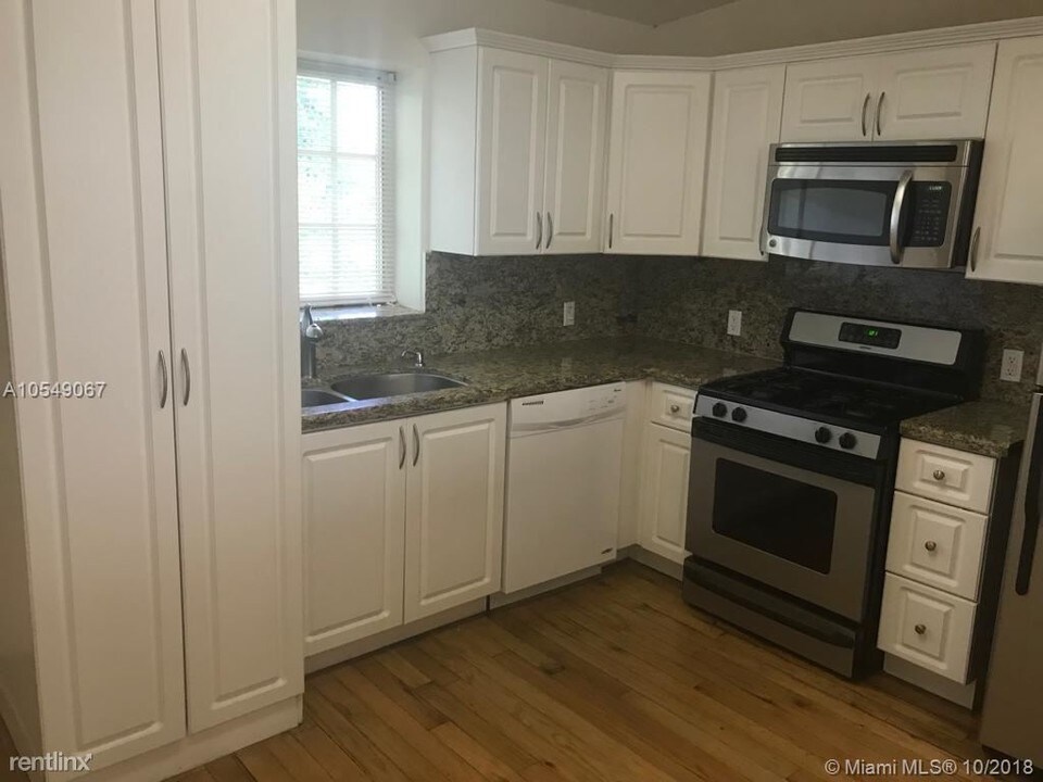 1135 92nd St in Bay Harbor Islands, FL - Building Photo