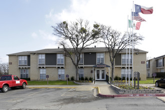 La Hacienda Apartments in Dallas, TX - Foto de edificio - Building Photo