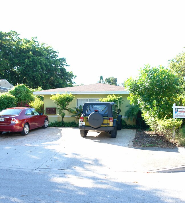 424 NE 74th St in Miami, FL - Foto de edificio - Building Photo
