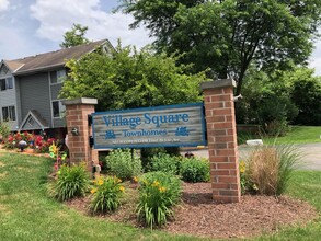 Village Square Townhomes in Menomonee Falls, WI - Building Photo - Building Photo