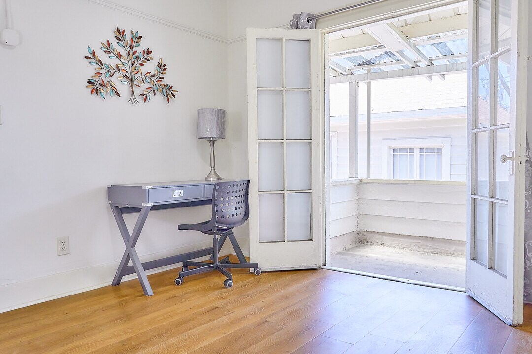 2209 W 12th St, Unit Apt A in Los Angeles, CA - Building Photo