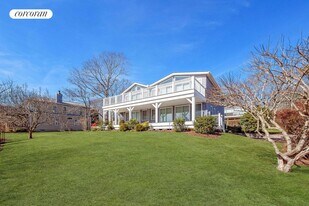18 Mckinley Rd in Montauk, NY - Building Photo