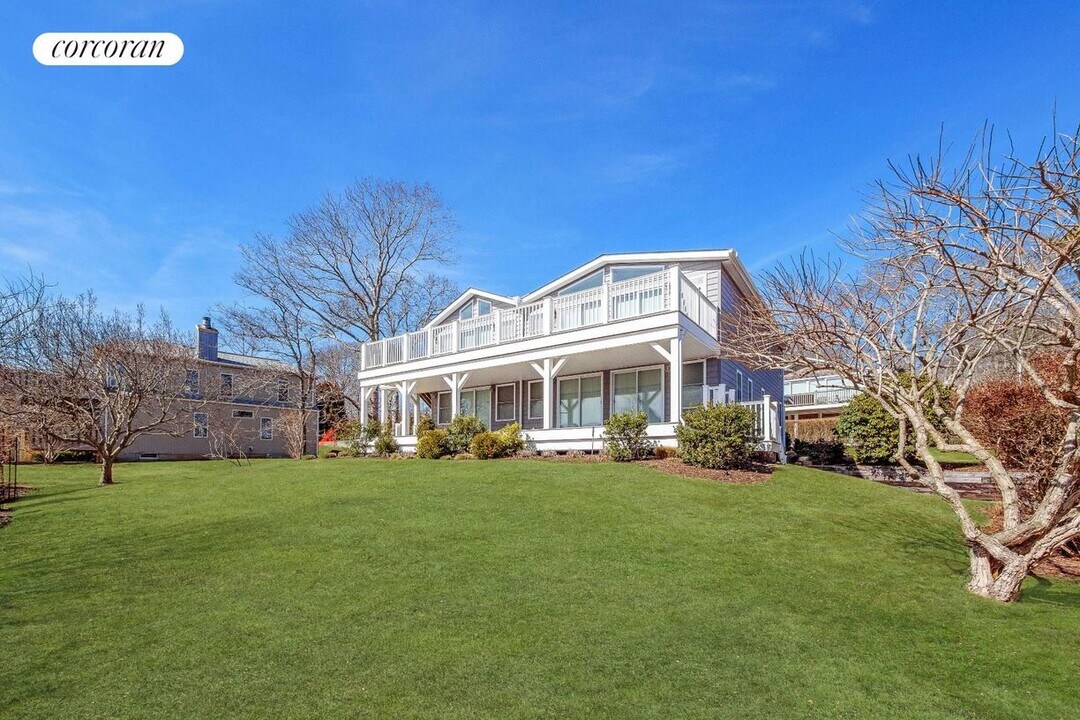 18 Mckinley Rd in Montauk, NY - Building Photo