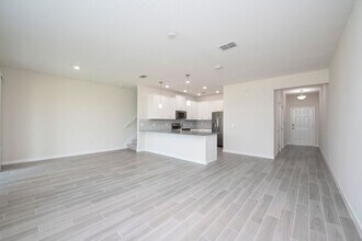 9950 Red Eagle Dr in Orlando, FL - Building Photo - Building Photo