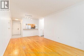 18-1018 Sommerset Way in Toronto, ON - Building Photo - Building Photo