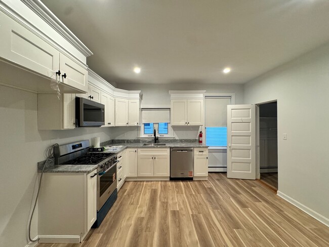 136 Sharon St, Unit 2 in Medford, MA - Building Photo - Building Photo