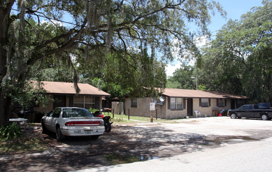 1436 E 139th Ave in Tampa, FL - Foto de edificio