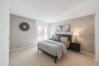 879 Woodside Ln E in Sacramento, CA - Building Photo - Building Photo