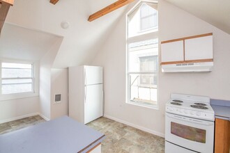 2103 NW Hoyt St in Portland, OR - Building Photo - Building Photo
