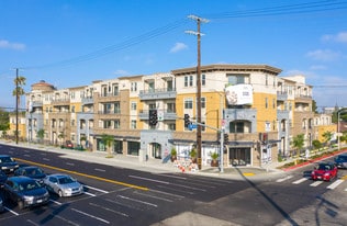 7403 in Los Angeles, CA - Building Photo