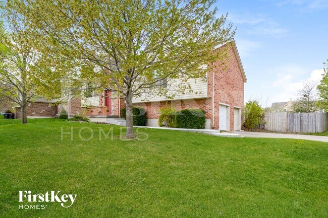 1004 SE Dover Dr in Lee's Summit, MO - Building Photo - Building Photo