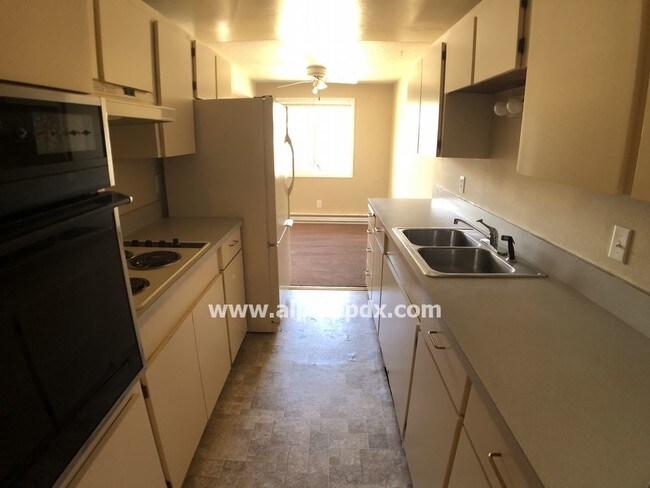 12800 SW Allen Blvd in Beaverton, OR - Building Photo - Building Photo