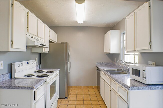 7031 Cedarhurst Dr-Unit -D in Ft. Myers, FL - Building Photo - Building Photo