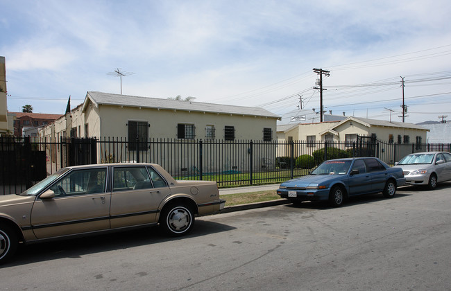 1051 N Ardmore Ave in Los Angeles, CA - Building Photo - Building Photo