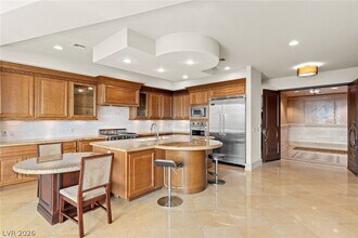 9101 Alta Dr in Las Vegas, NV - Building Photo - Building Photo