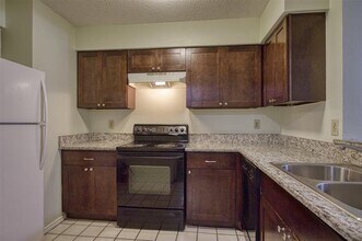 5840 Spring Valley Rd in Dallas, TX - Building Photo - Building Photo