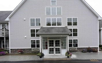 Middlecrest Crossing 55+ Senior Apartments in Middletown, NY - Foto de edificio - Building Photo