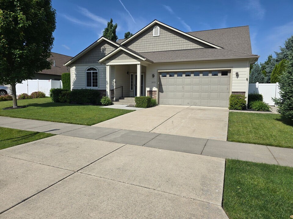 3253 W Magistrate Loop in Hayden, ID - Foto de edificio