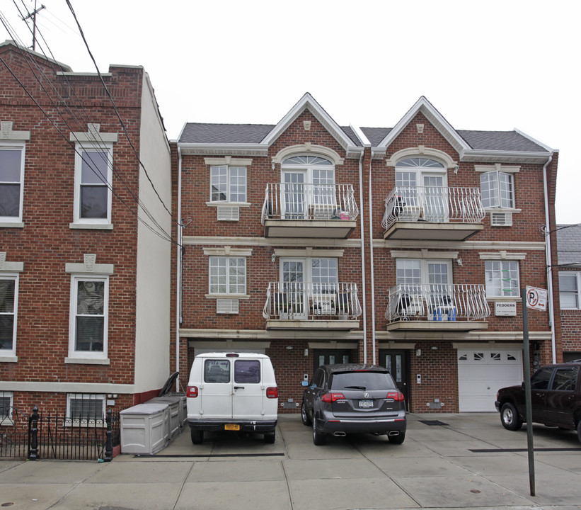 60-27 78th Ave in Glendale, NY - Building Photo