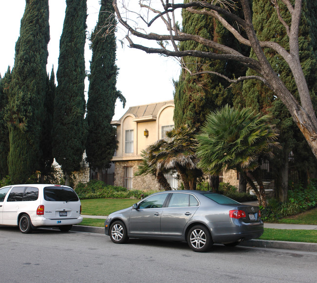 5329-5333 Agnes Ave in Valley Village, CA - Foto de edificio - Building Photo