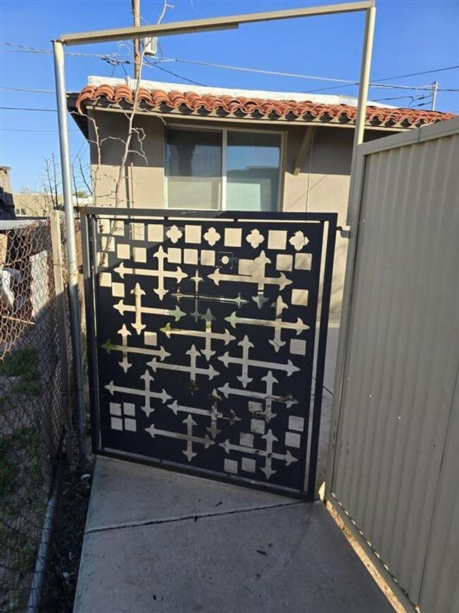 property at 332 W Illinois St