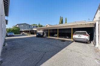 715 E Garfield Ave in Glendale, CA - Foto de edificio - Building Photo