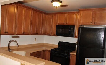 49 Tanglewood Ct in Monmouth Junction, NJ - Building Photo - Building Photo