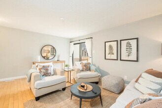 2000 Quiet Stream Dr in Maryland Heights, MO - Building Photo - Building Photo