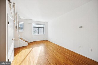 319 S 10th St in Philadelphia, PA - Building Photo - Building Photo