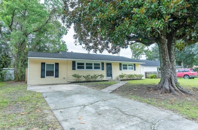 1233 Hawthorne Cir in Hanahan, SC - Building Photo - Building Photo