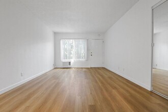 7941 Selma in Los Angeles, CA - Foto de edificio - Building Photo