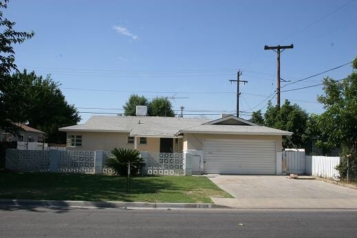 2108 Faye Ln in Bakersfield, CA - Building Photo