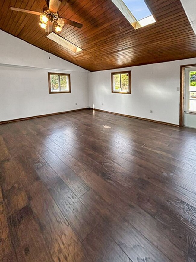 1260 Stoops Ferry Rd in Coraopolis, PA - Foto de edificio - Building Photo