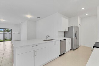 3050 Park Pl in Dania Beach, FL - Building Photo - Building Photo