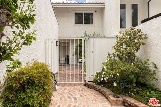 2484 Angelo Dr in Los Angeles, CA - Building Photo - Building Photo