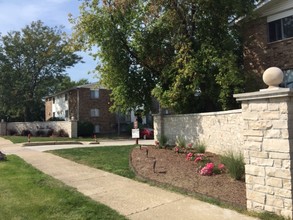 Willow Run of Crest Hill in Crest Hill, IL - Foto de edificio - Building Photo