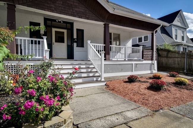 57 Coburn Ave in Worcester, MA - Foto de edificio - Building Photo
