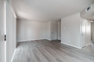 Summerfield Apartments in Visalia, CA - Foto de edificio - Interior Photo
