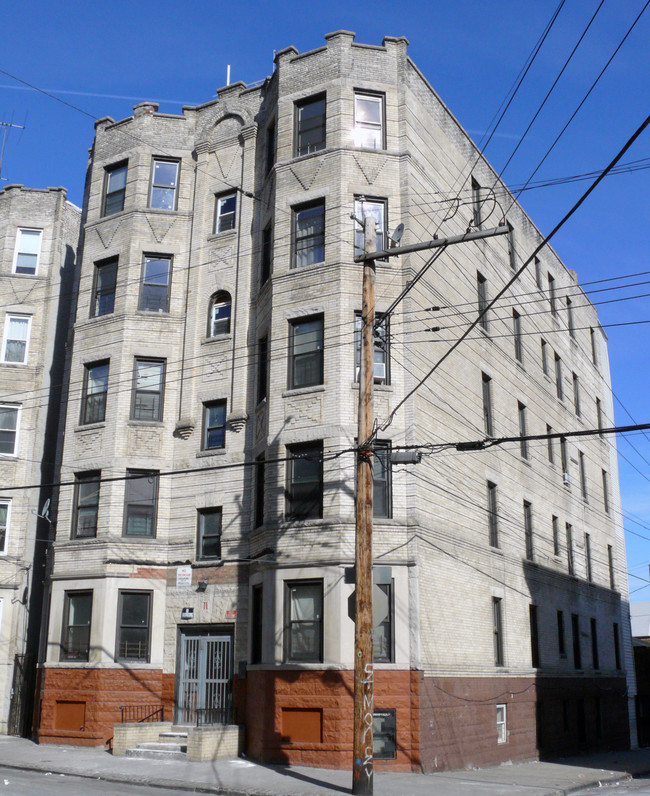 11 Lawrence St in Yonkers, NY - Building Photo - Building Photo