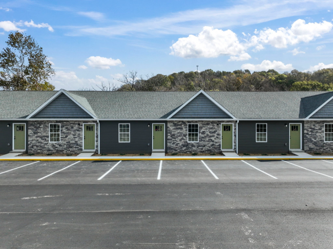 145 Dixon Dr in Carthage, TN - Building Photo - Building Photo