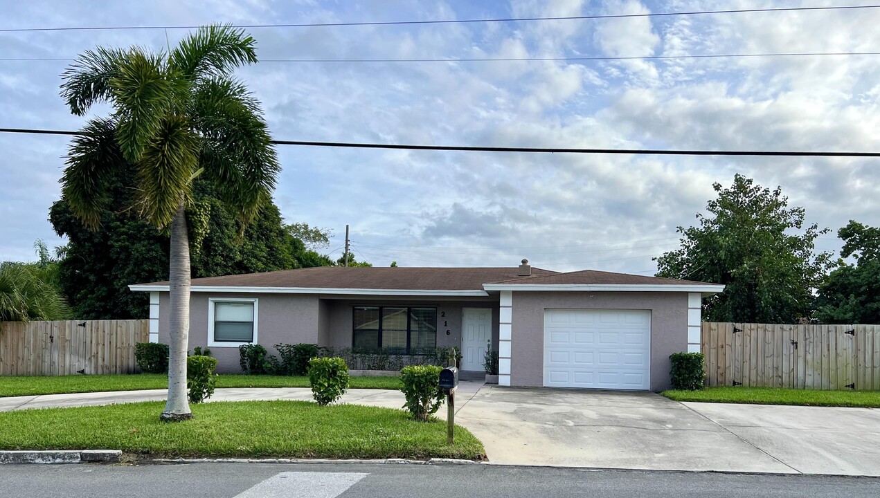 216 NW 4th Ave in Boynton Beach, FL - Foto de edificio