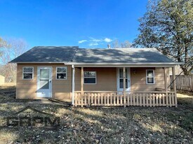 914 Lincoln St in Hutchinson, KS - Building Photo