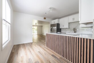 199 Sunset Dr S in Johnstown, OH - Foto de edificio - Building Photo