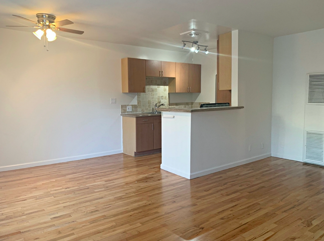 12813 Caswell Ave-Unit -9 in Los Angeles, CA - Foto de edificio - Building Photo