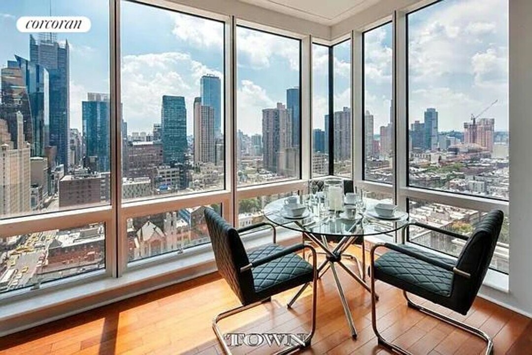 306 W 48th St in New York, NY - Building Photo