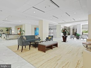 5101 River Rd, Unit 315 in Bethesda, MD - Foto de edificio - Building Photo