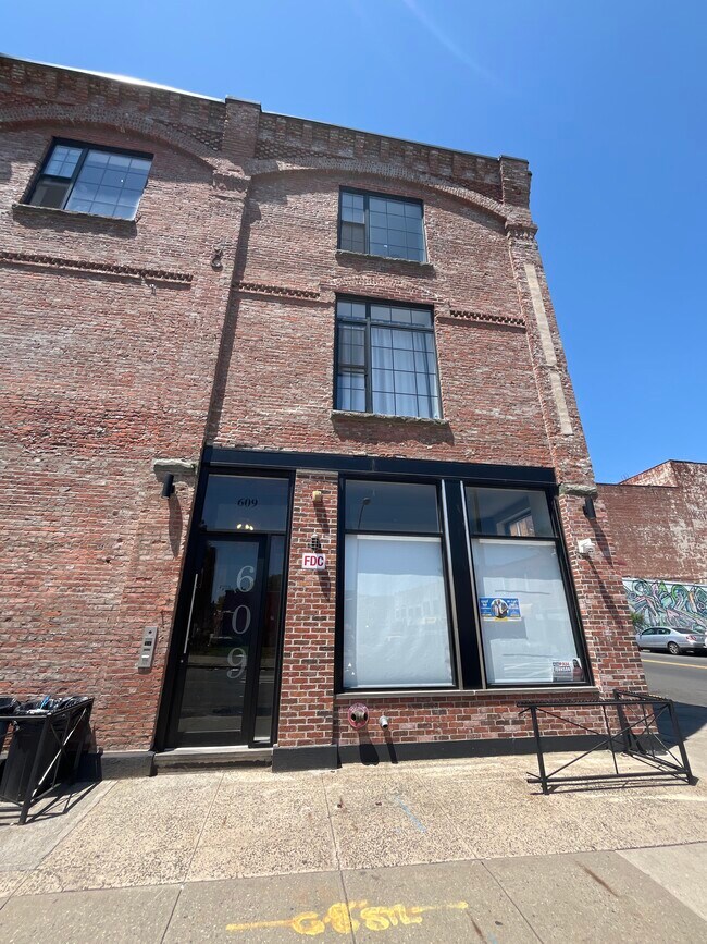 600 Communipaw Ave, Unit 3R in Jersey City, NJ - Foto de edificio - Building Photo