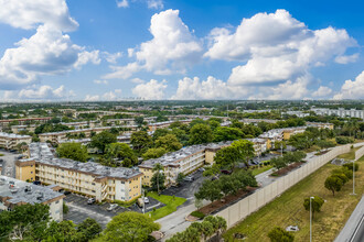 Hawaiian Garden Condominiums in Lauderdale Lakes, FL - Building Photo - Building Photo